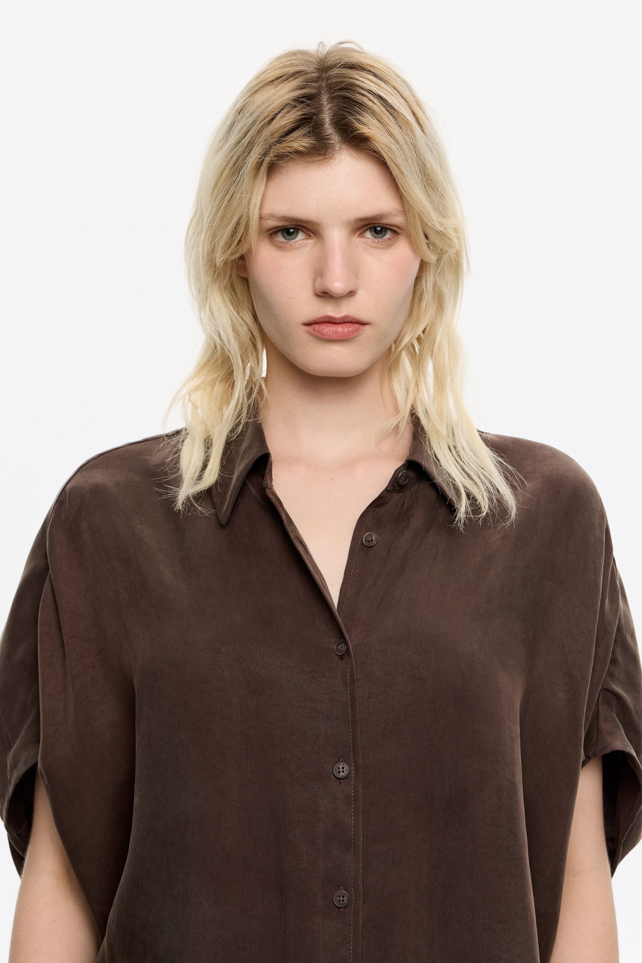 camisa capa fluida marrom escura
