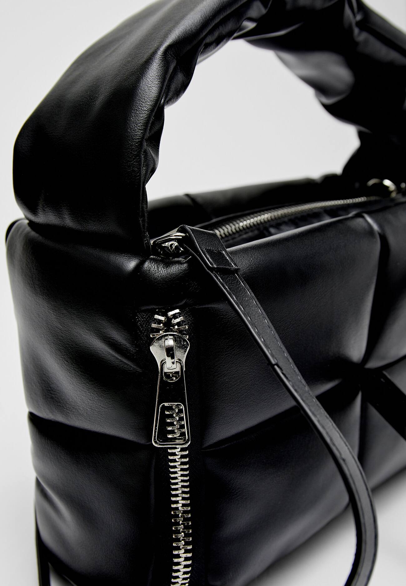Bolsa transversal acolchoada estilo saco