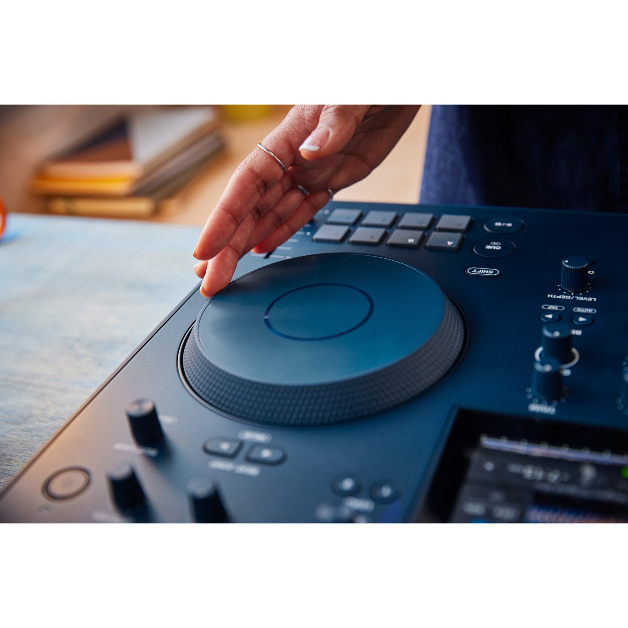 AlphaTheta Omnis-Duo all-in-one mobiel DJ-systeem
