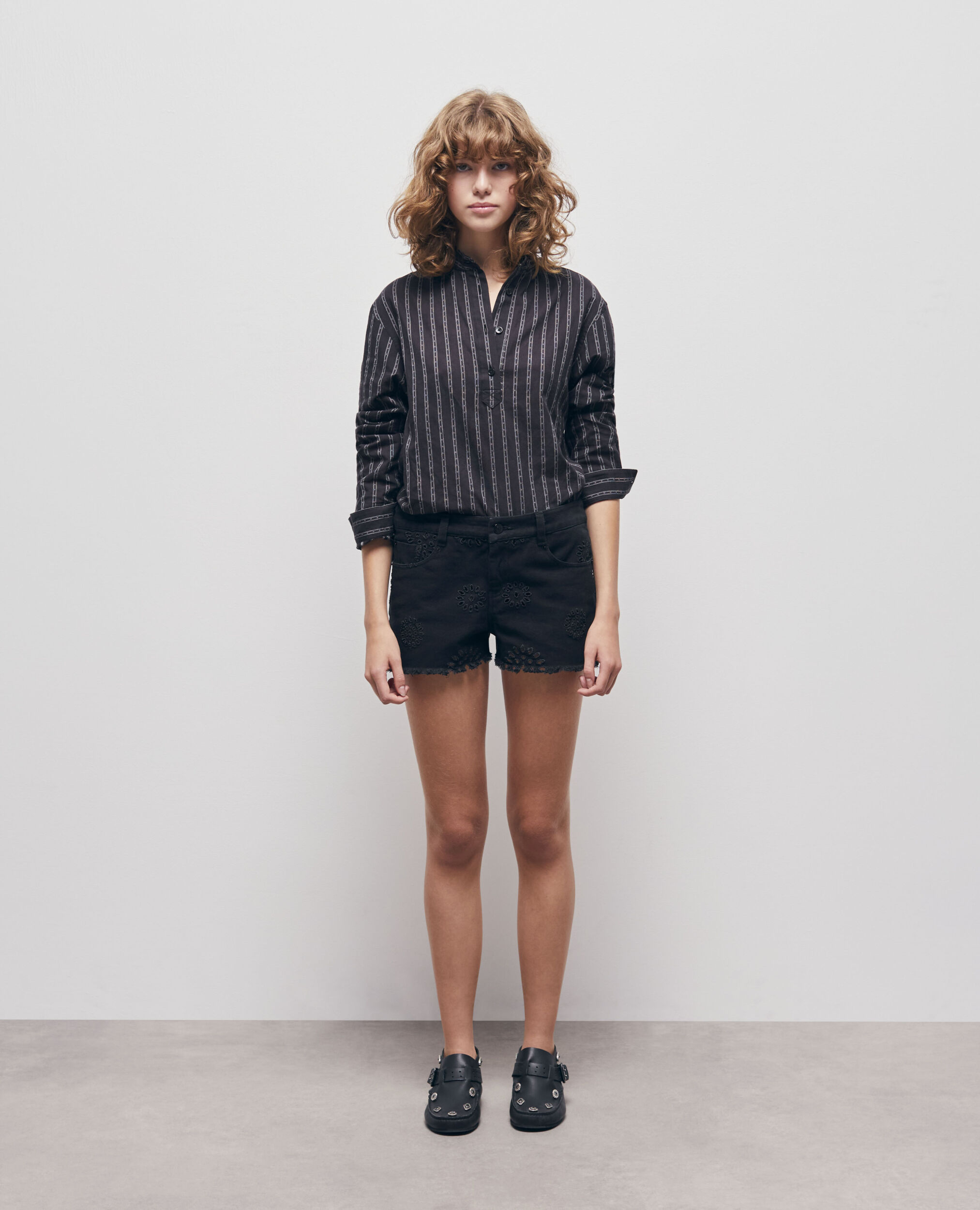 Short en denim noir avec broderie Anglaise
