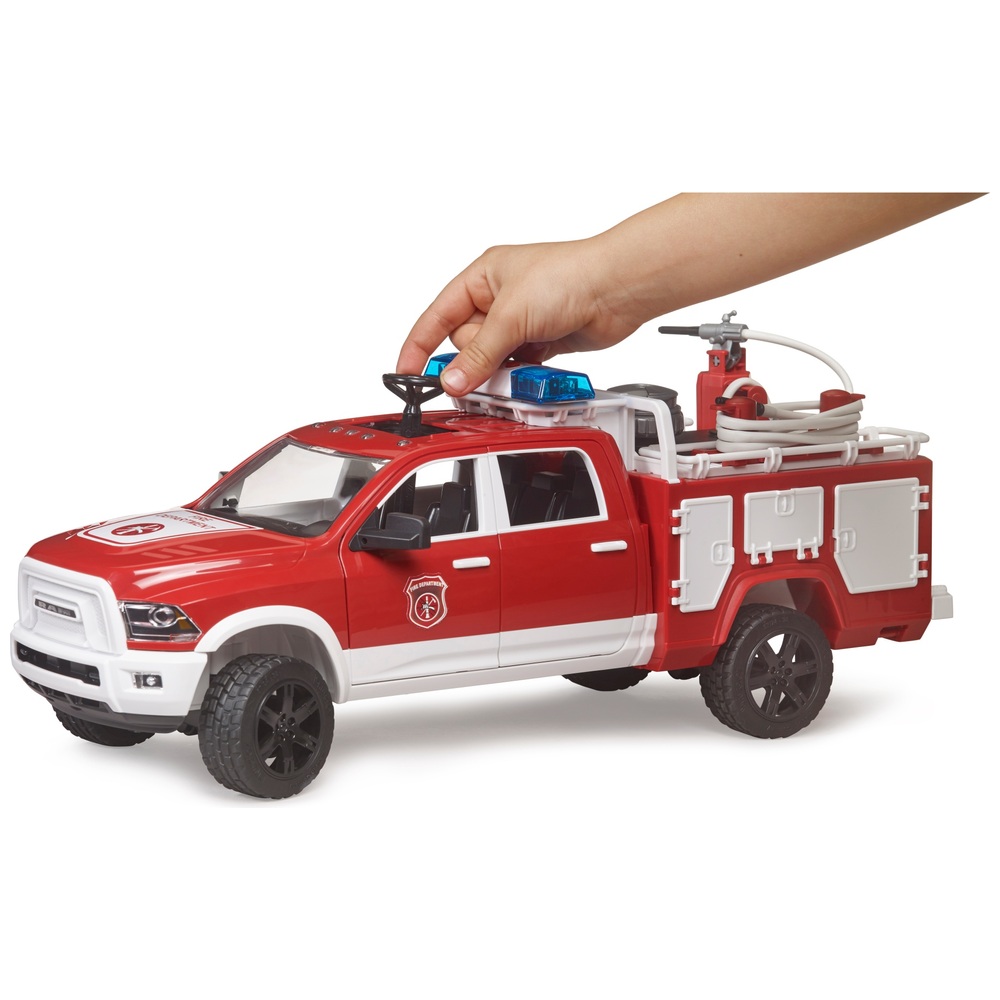 Bruder 1:16 RAM 2500 Feuerwehrwagen mit Licht und Sound