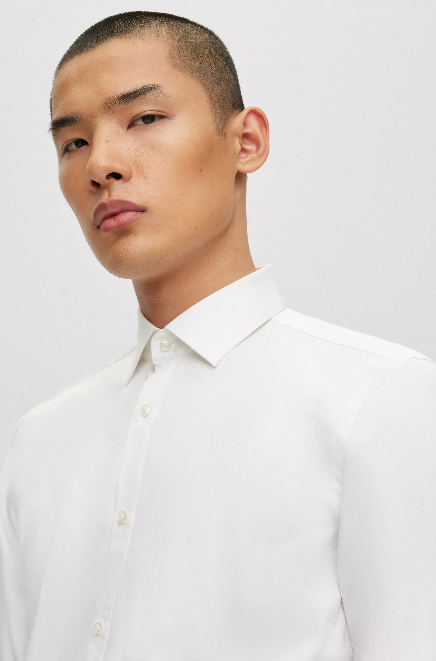Camisa HUGO vermelha de corte slim em cetim de algodão elástico.