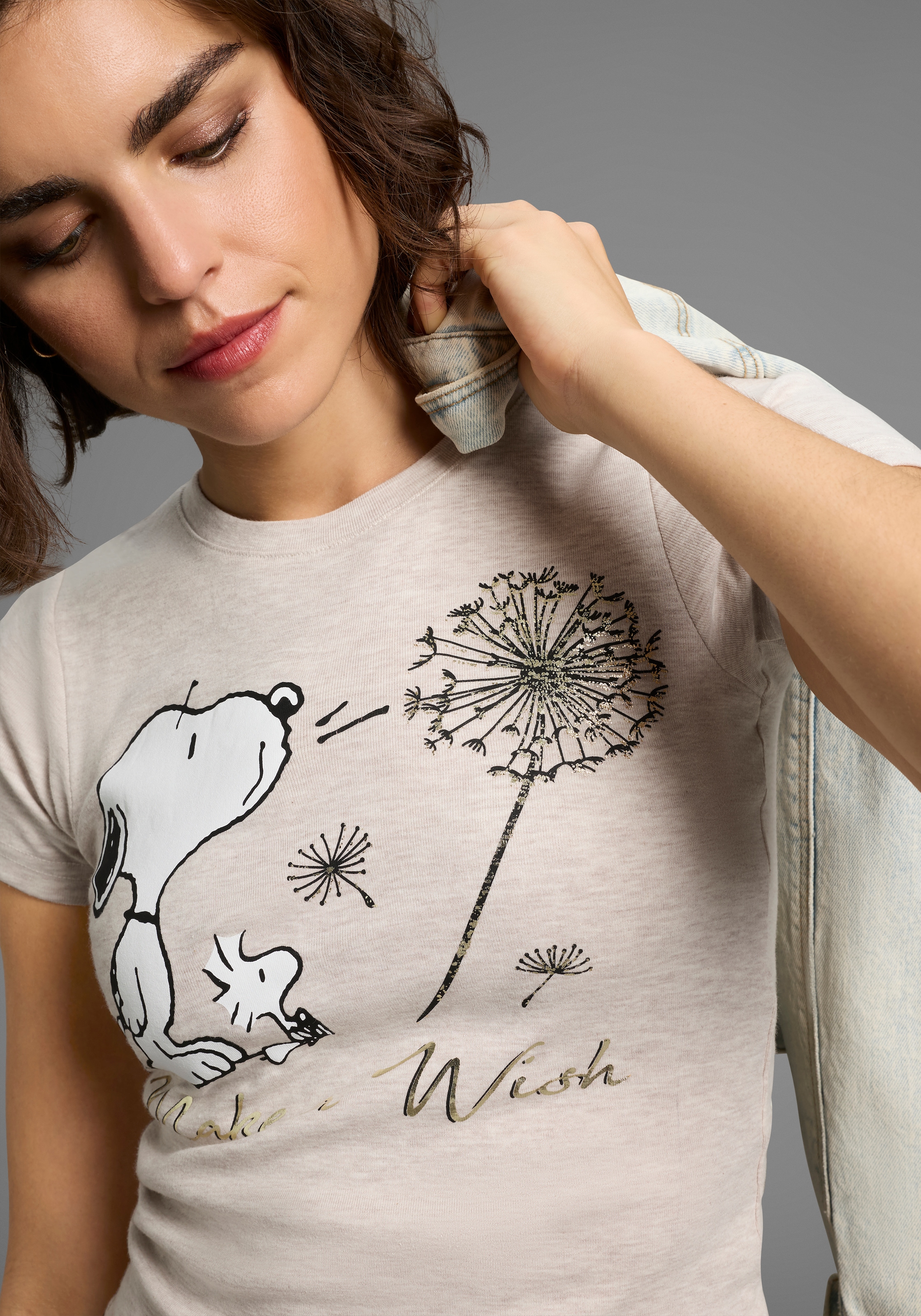 KangaROOS Kurzarmshirt , sehr figurbetonte Passform,  bedruckte, melierte und metallic Optik