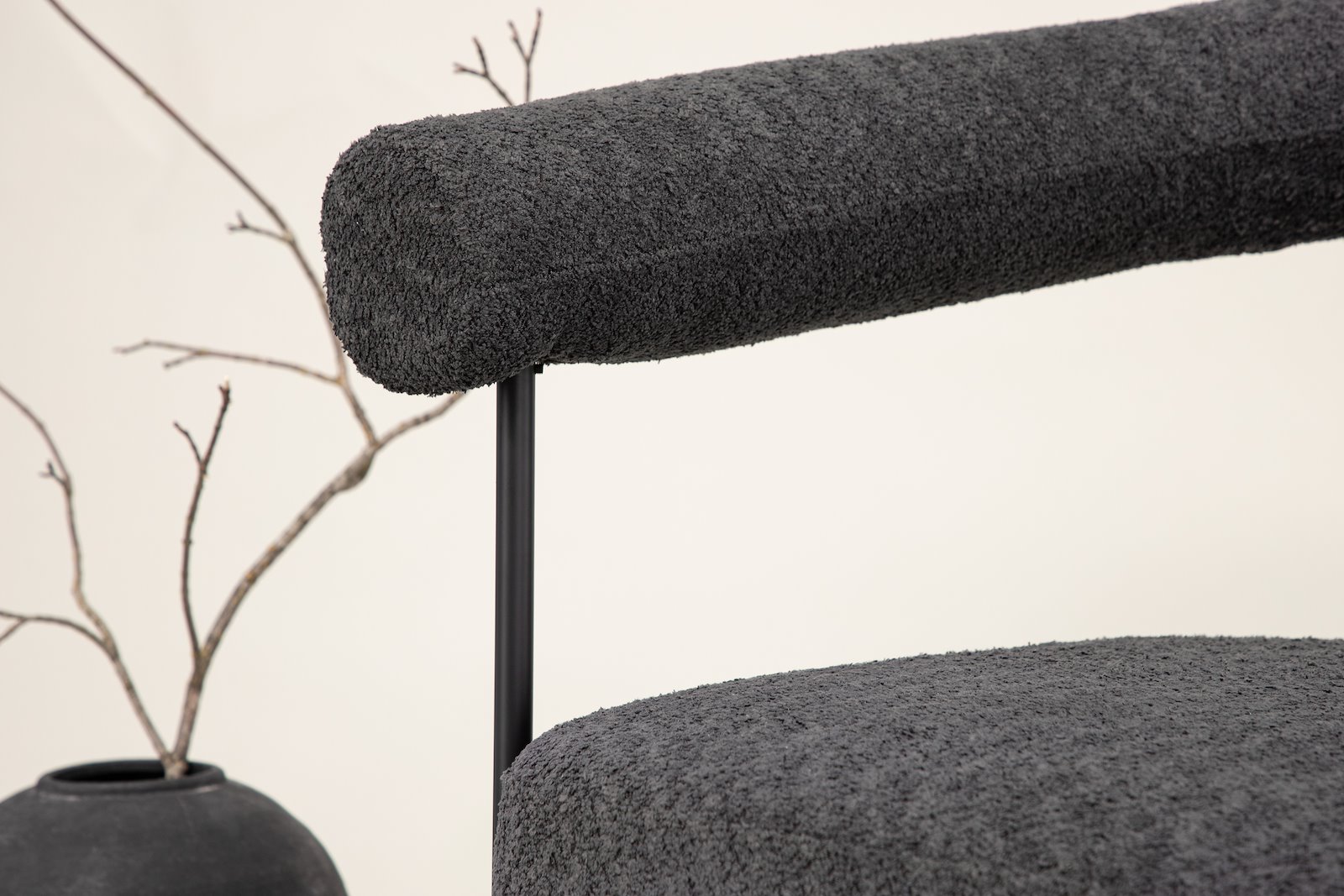 Hökåsen stol Mørkgrå boucle, sorte ben, designet av Josefin Lustig