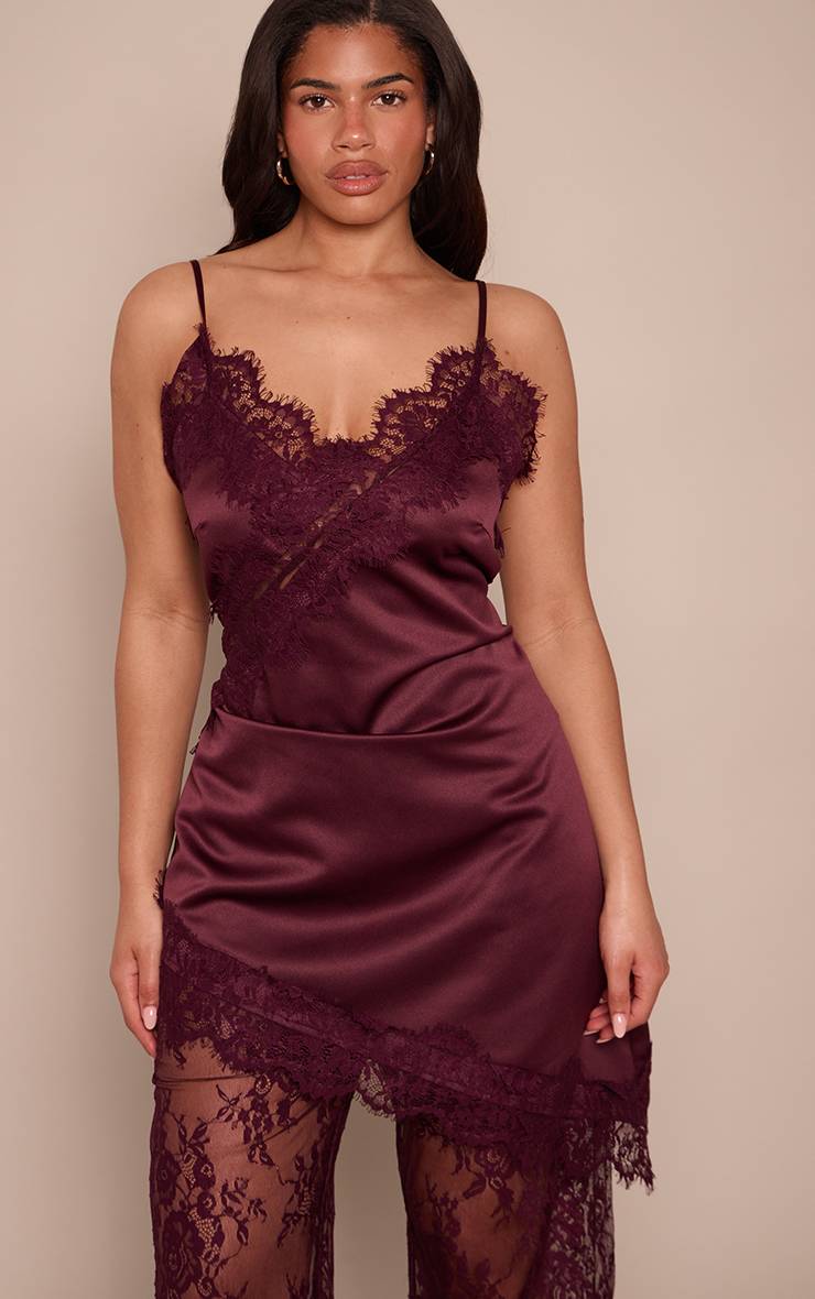 Prune Robe Asymétrique En Satin Chocolat Avec Dentelle Ajustée