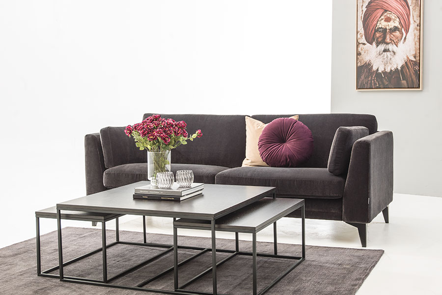 Avignon sofa 3-seter. Tekstil Celine velur 1392-79 Antracite med sorte ben og skumfyll i ryggputene.