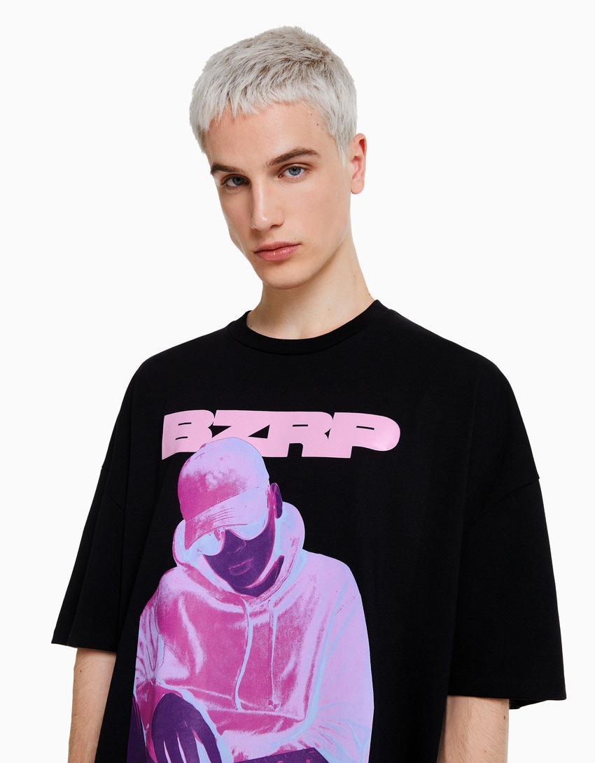 Camiseta de manga curta oversized com estampa BERSHKA ft. BIZARRAP