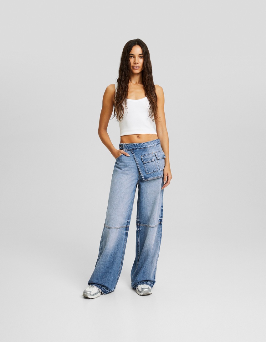 Calça jeans de perna larga com detalhe na cintura