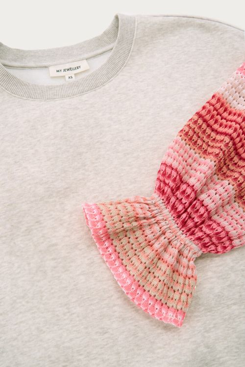 Beige sweater met roze gestreepte mouwen