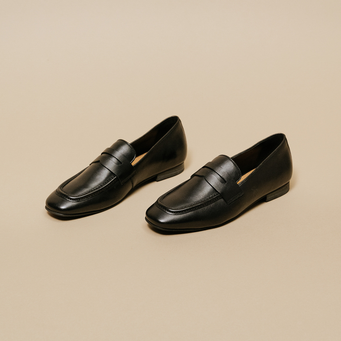 Mocassins à talons plats et bouts ronds  en cuir noir
