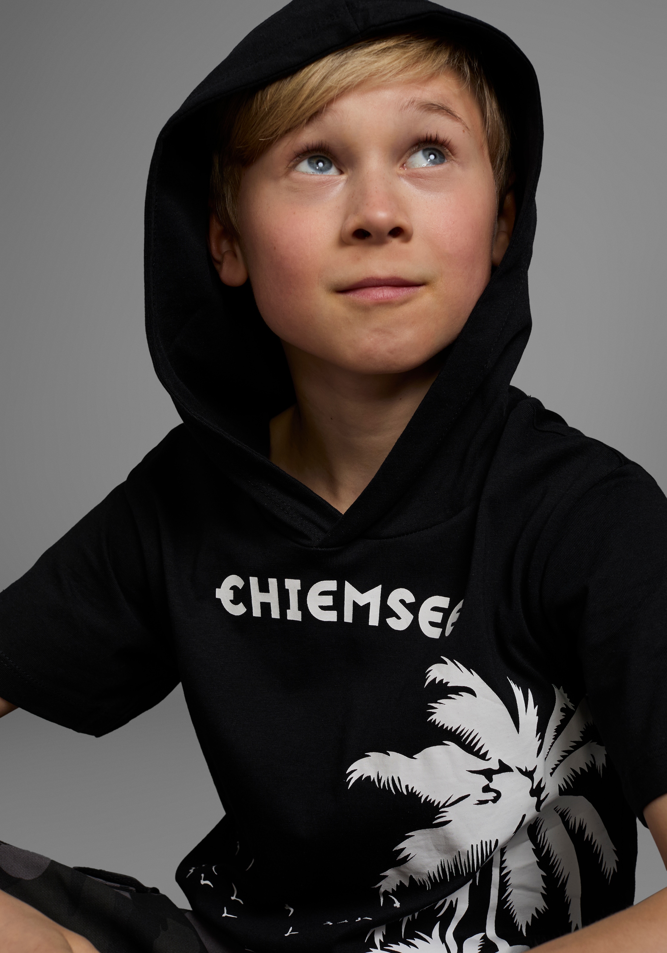 Chiemsee T-Shirt »mit Palmendruck«, kurzärmelig,  bedruckt,  mit Kapuze,  aus Baumwolle,  aus Jersey-Stoff