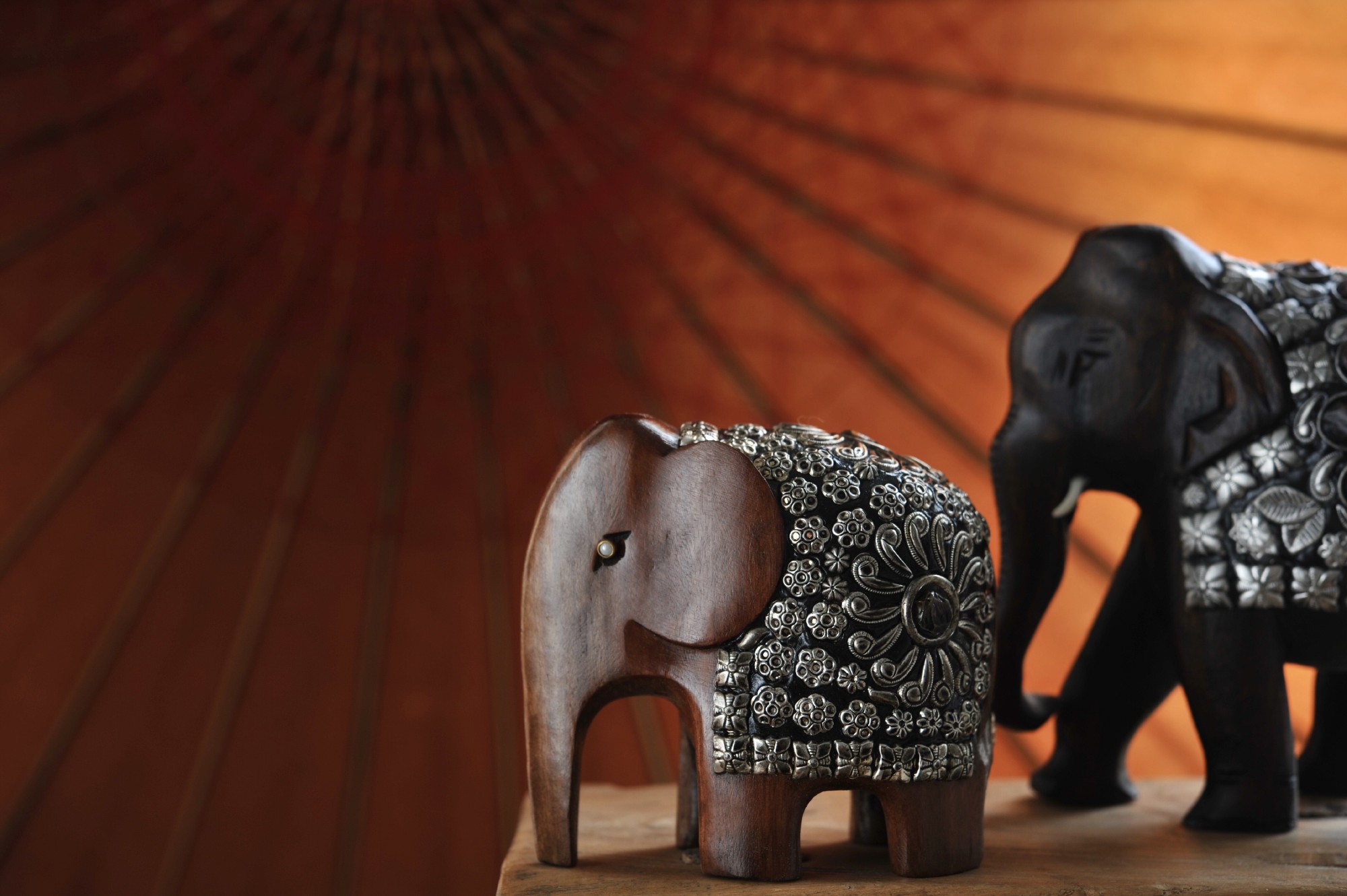 Elefant aus Holz mit Metall- & Steinschmuck, braun, silber, H 10 cm, B 12 cm, T 6 cm von fischer's lagerhaus