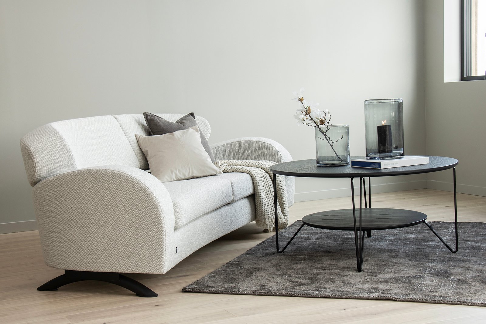 Stream sofa 3-seter i tekstil Uno kit med ben i sort.