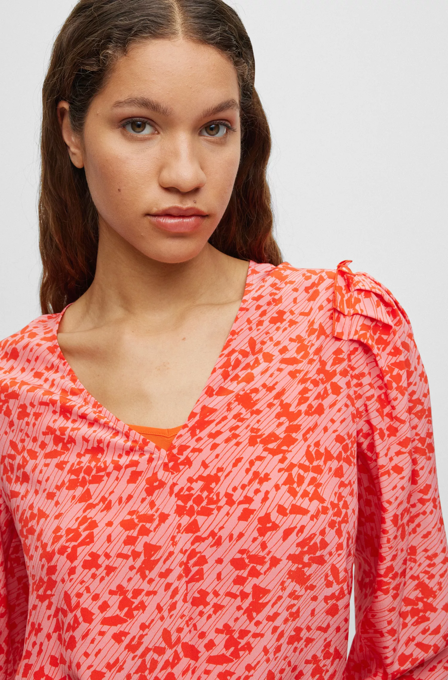 Blusa BOSS preta com decote em V em seda estampada.