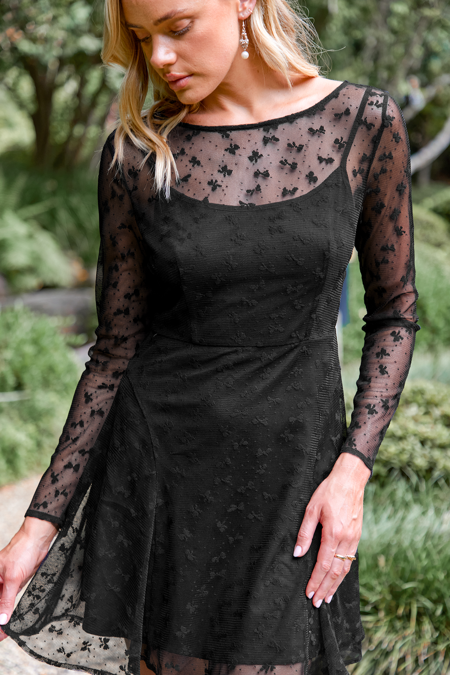 Robe mini à manches longues et nœud papillon transparente