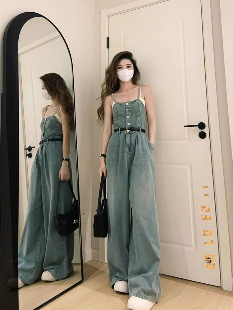 Yunhouse - Spaghettibandjes, gewassen knoopsluiting en wijde pijpen denim jumpsuit