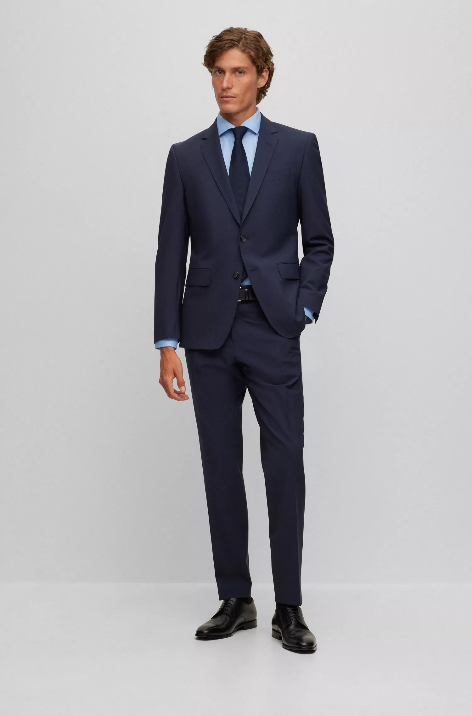 Camisa BOSS preta de corte regular em sarja de algodão elástico de fácil passar.