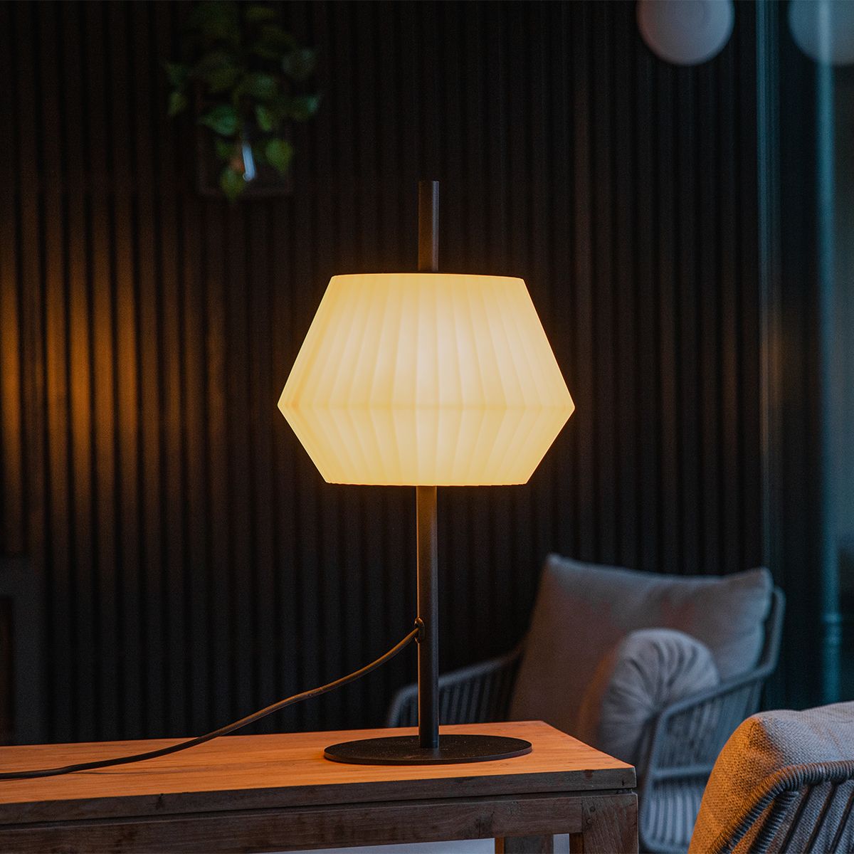 Moderne buiten tafellamp zwart met witte kap IP44 - Robbert