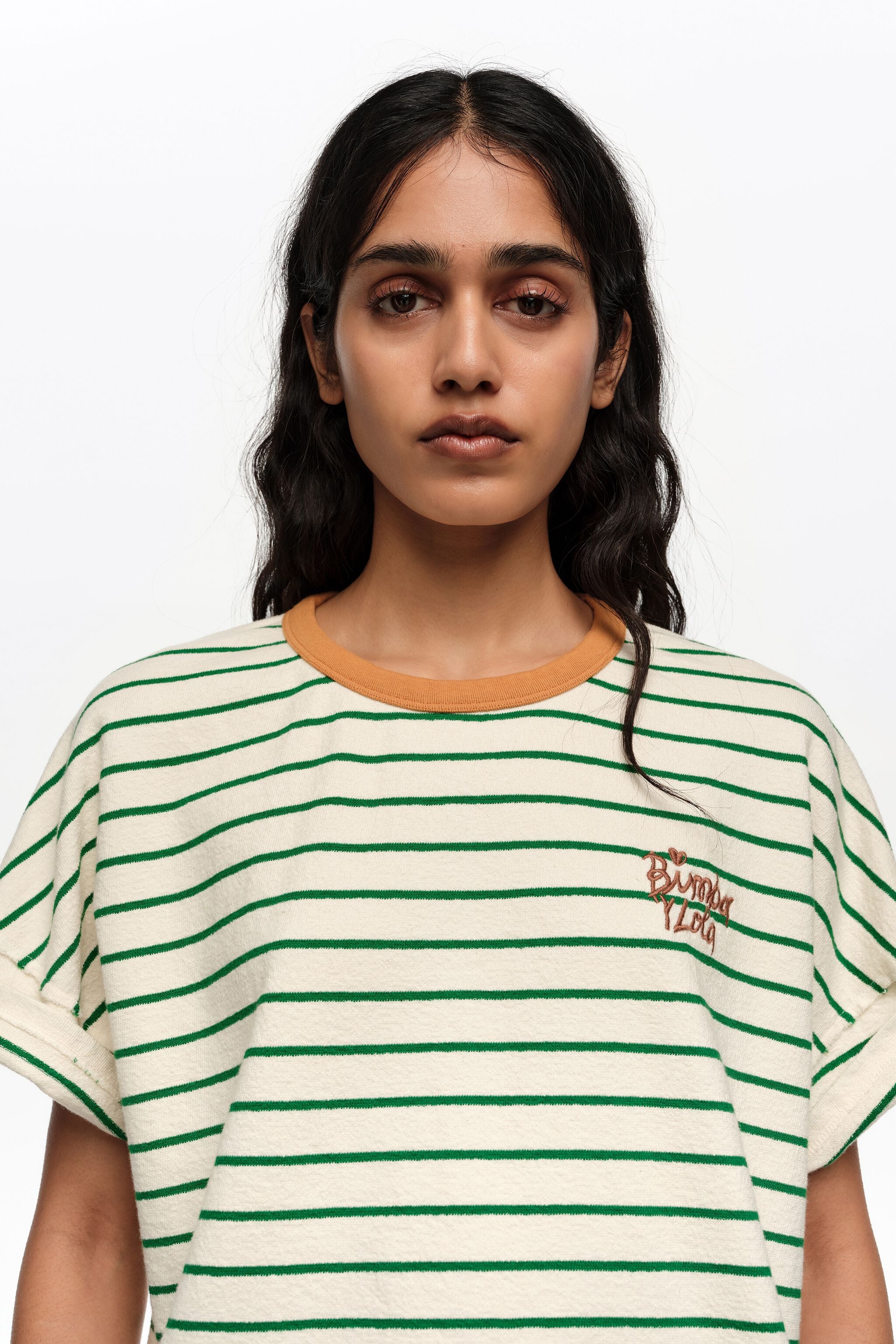 Camiseta com detalhes contrastantes em listras verdes