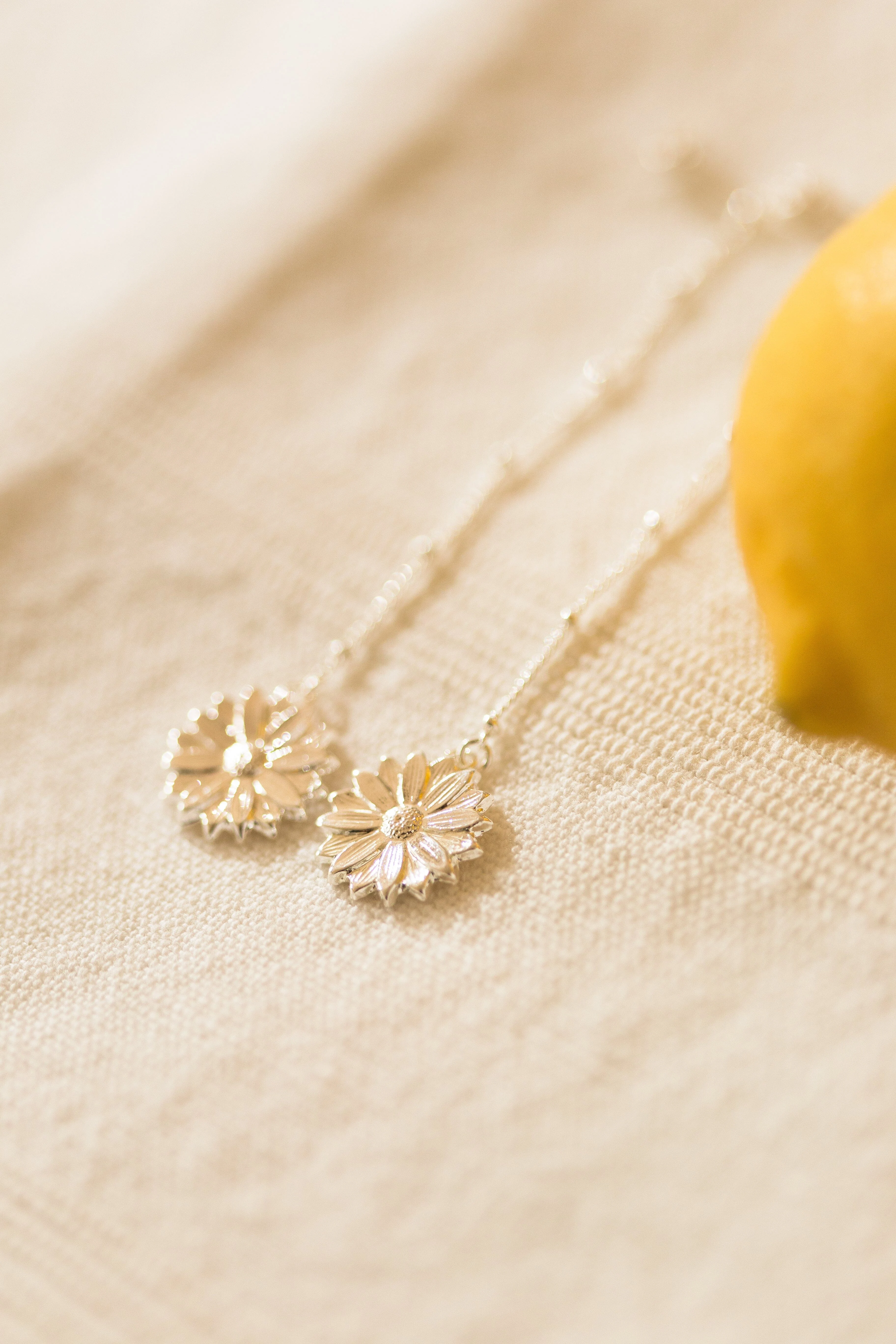 MAÏA - Boucles d'oreilles pendantes fleurs doré à l'or fin | Argent