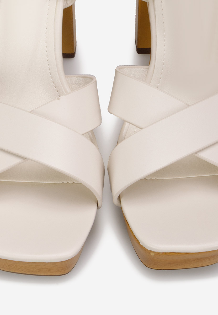 Sandales à talon épais beige Grita