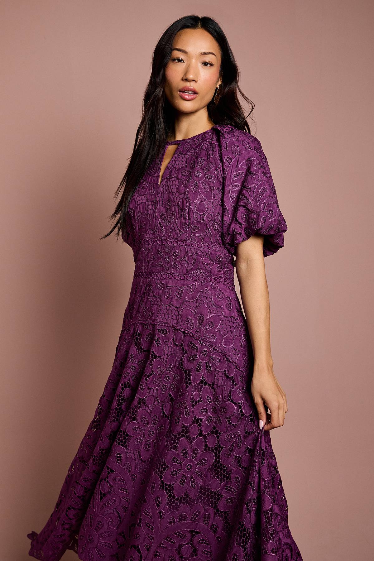 Coast Robe à Manches Bouffantes et Ourlet Asymétrique en Dentelle