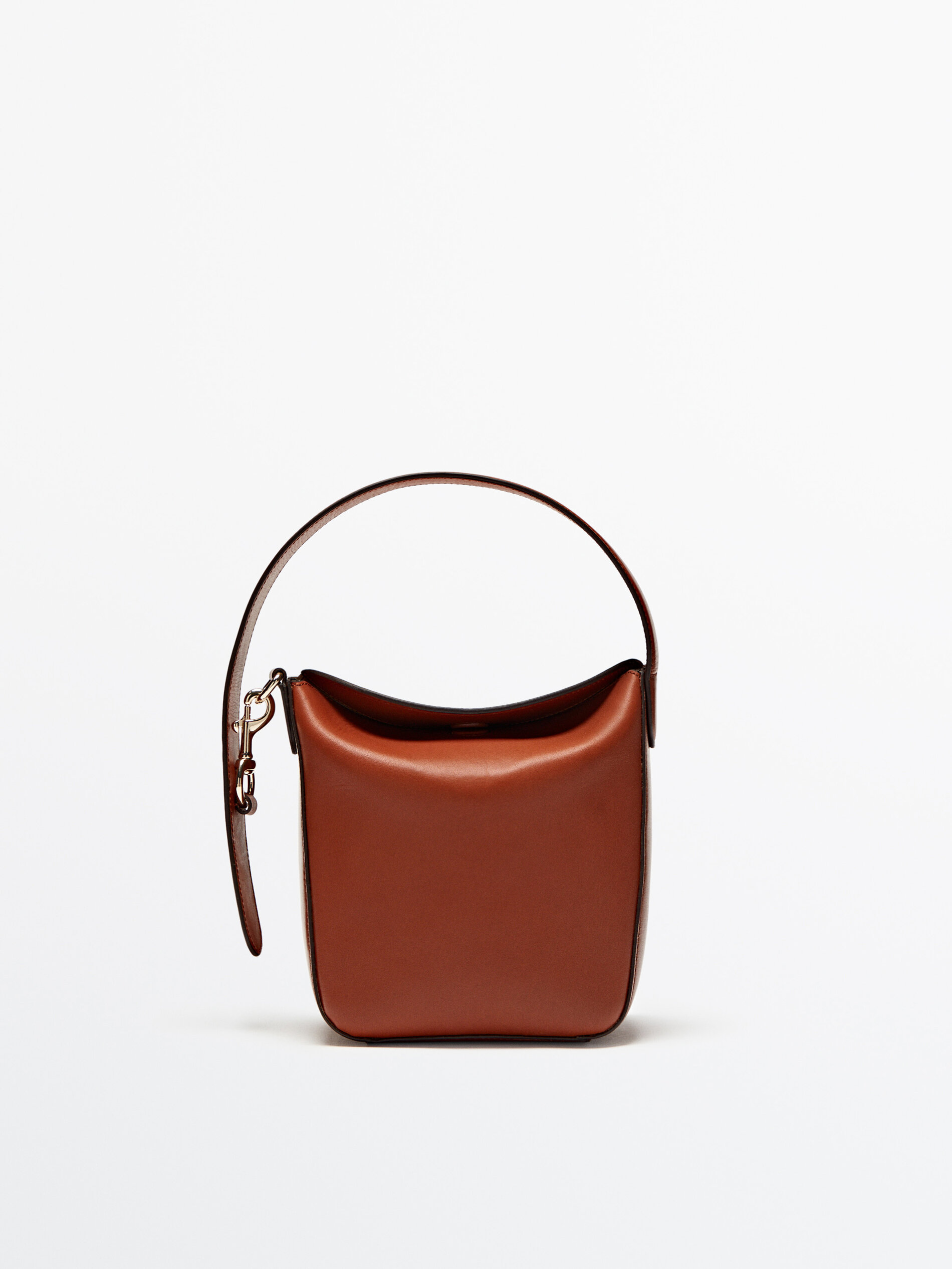 Mini bolsa de ombro tipo saco em couro napa - COURO