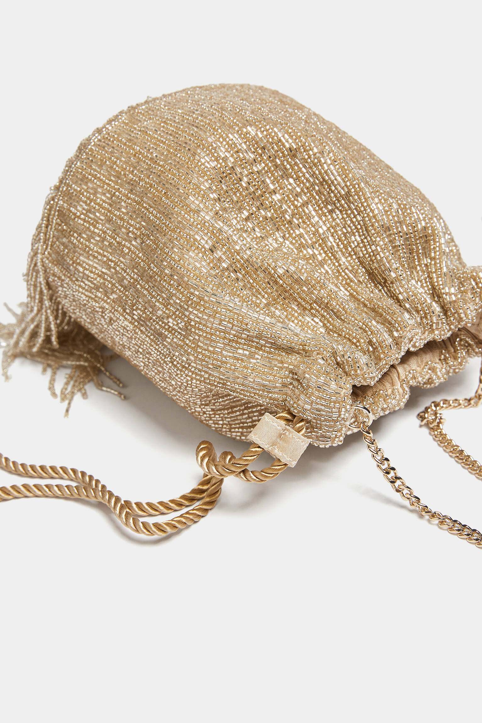 Bolsa com puxador de franjas e miçangas - Dourada