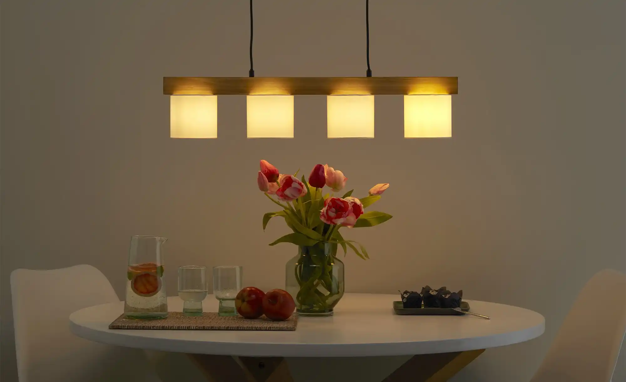 Trio Pendelleuchte, 4-flammig, Holz/ Stoffschirm weiß