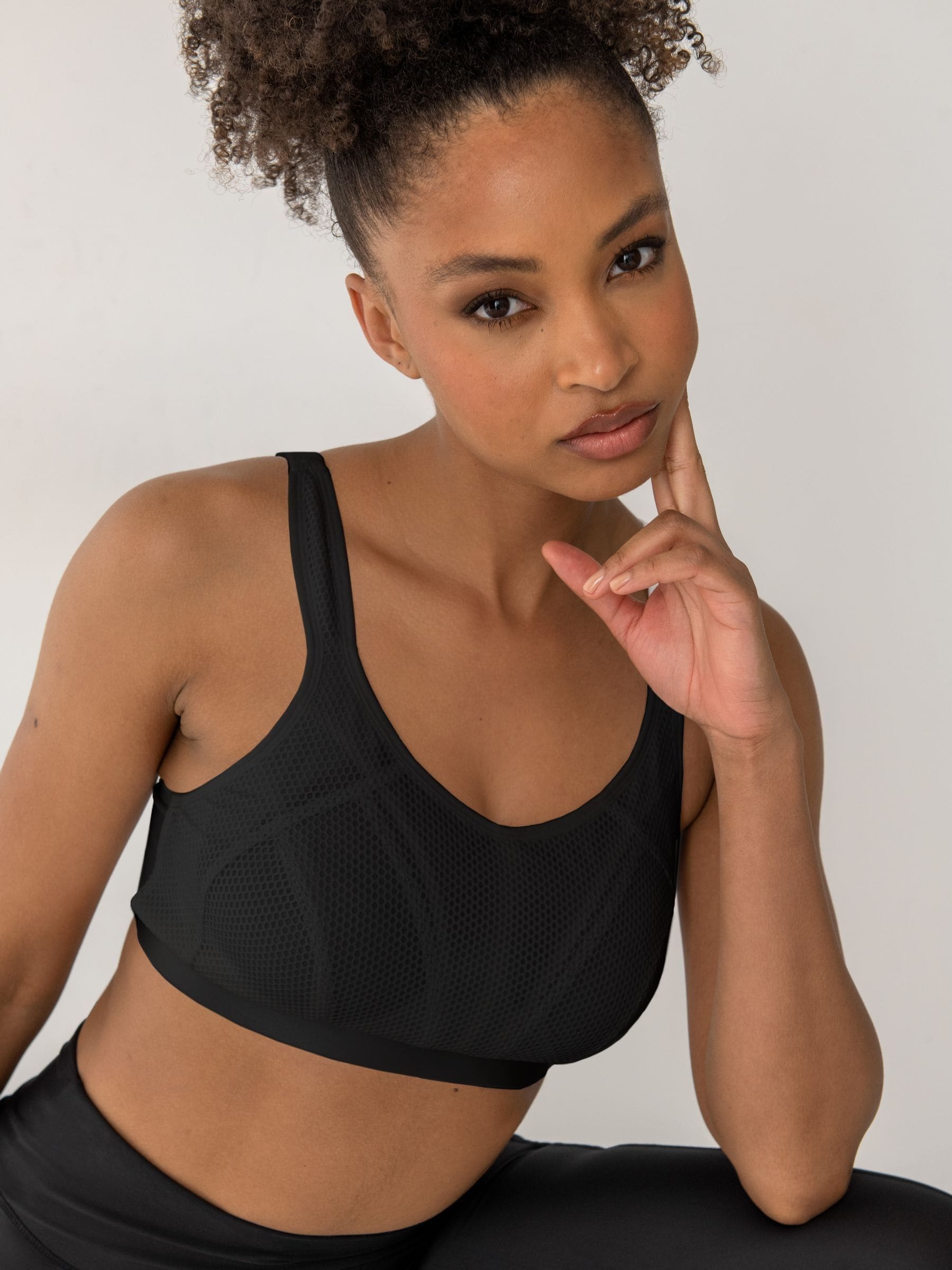 Zwart - Pour Moi - Energy Strive - Beugelloze sportbeha met volledige cups zonder vulling en voering