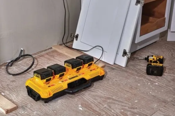 DeWALT DCB104-QW - Batterioplader - 4 x batterier lader op - 8 A - 4 output-stikforbindelser