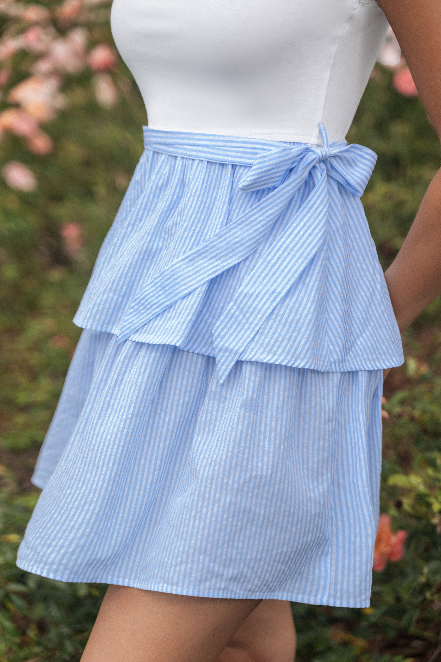 Robe mini asymétrique à une épaule et volants superposés