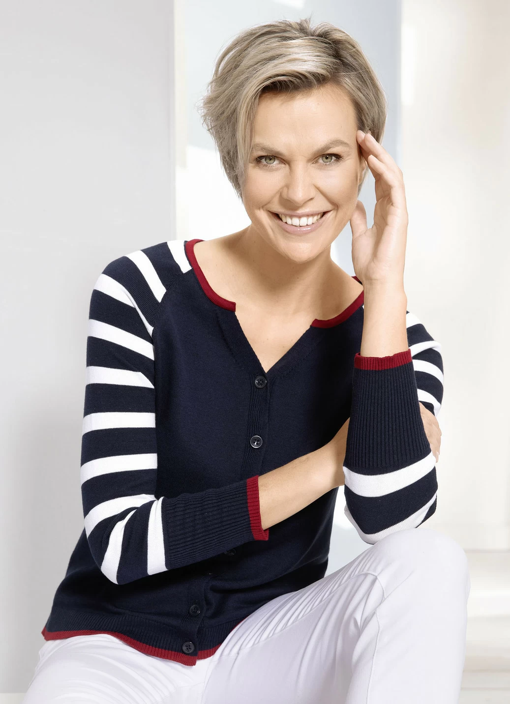 Strickjacke mit dekorativem Halsausschnitt