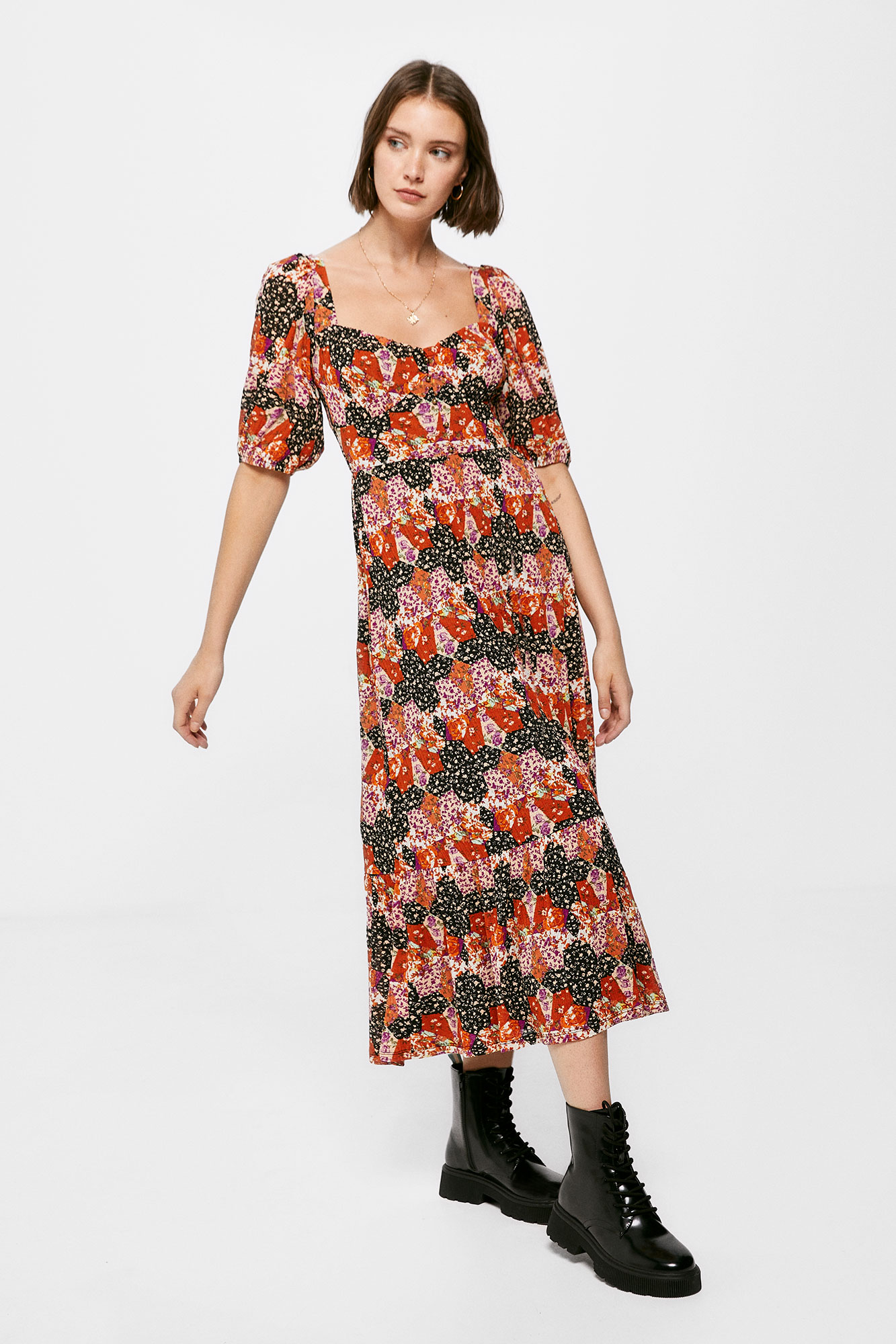 Vestido midi com decote abotoado e estampa.