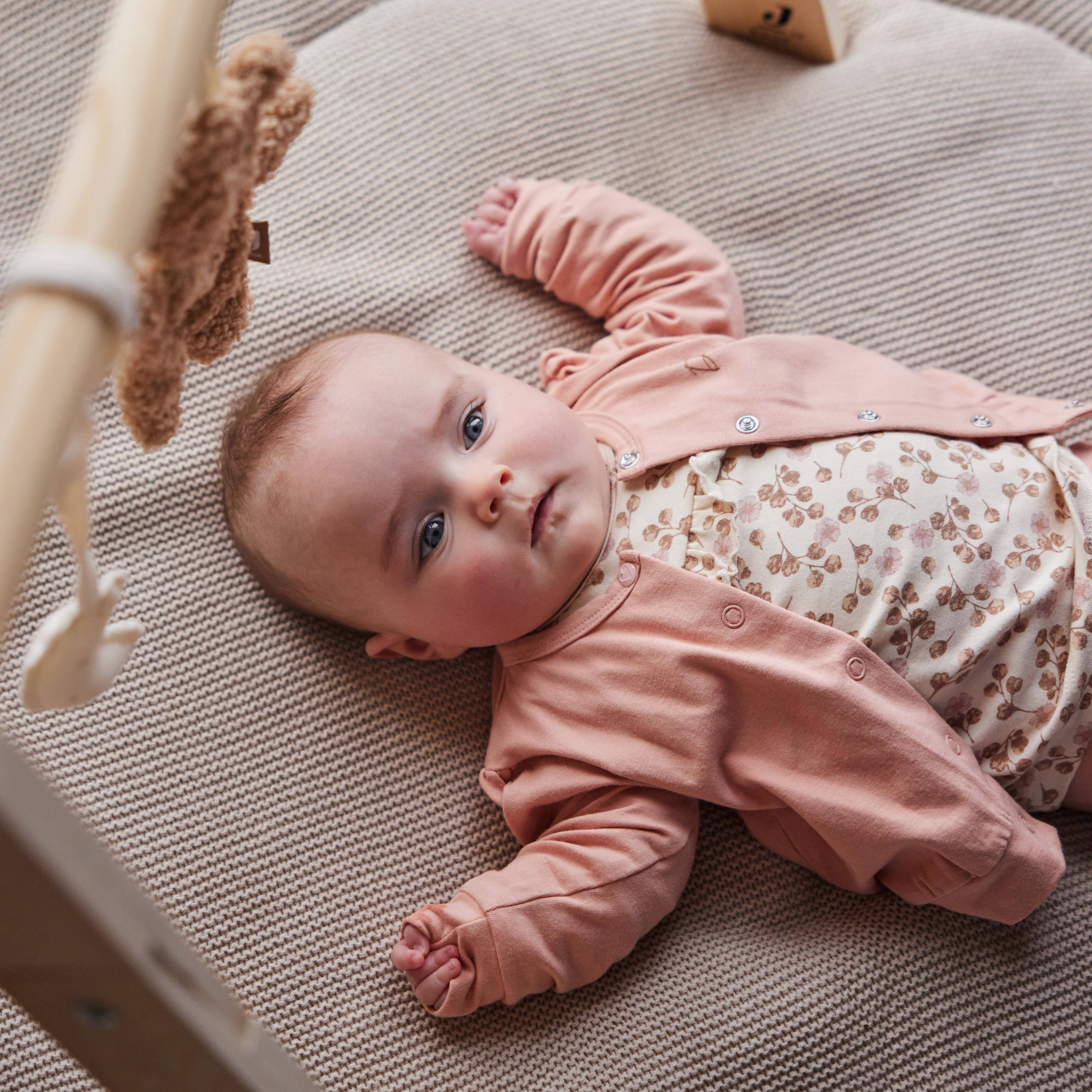 Dirkje baby longsleeve met all over print en ruches lichtbruin/roze/ecru