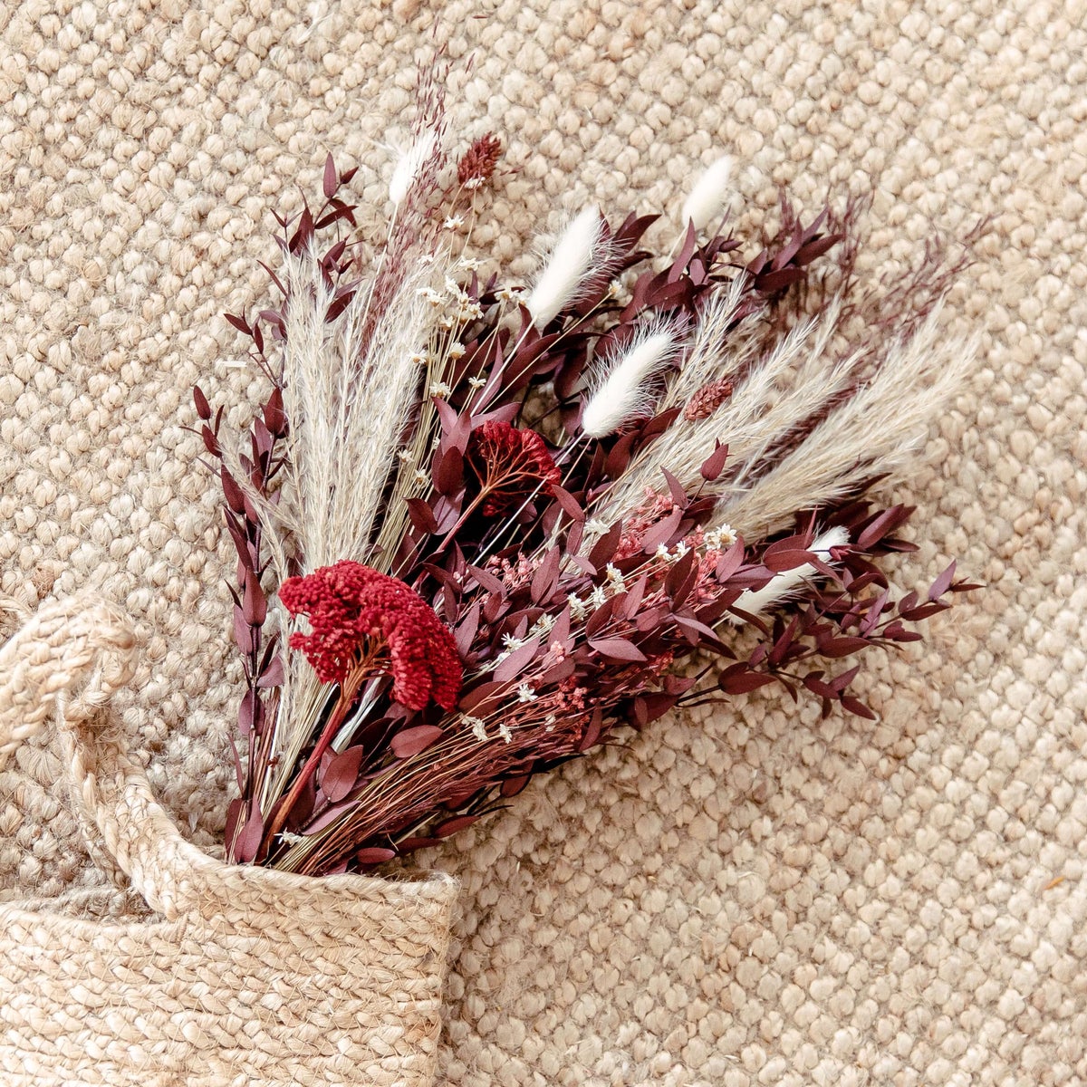 Herfstboeket van gedroogde bloemen, Bordeaux en wit