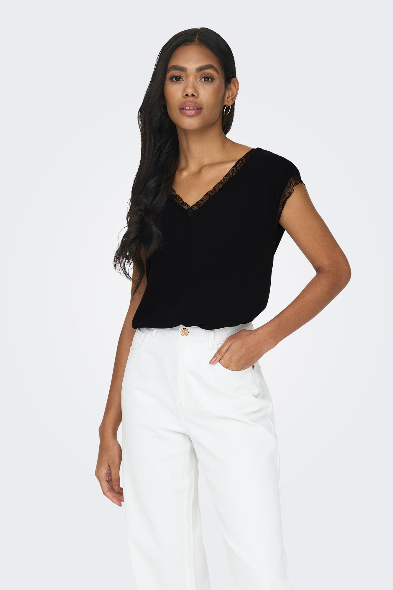 Blusa de manga curta com detalhes em renda.