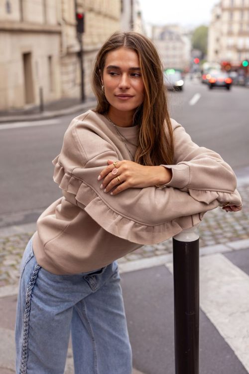 Beige sweater met ruffle en patch