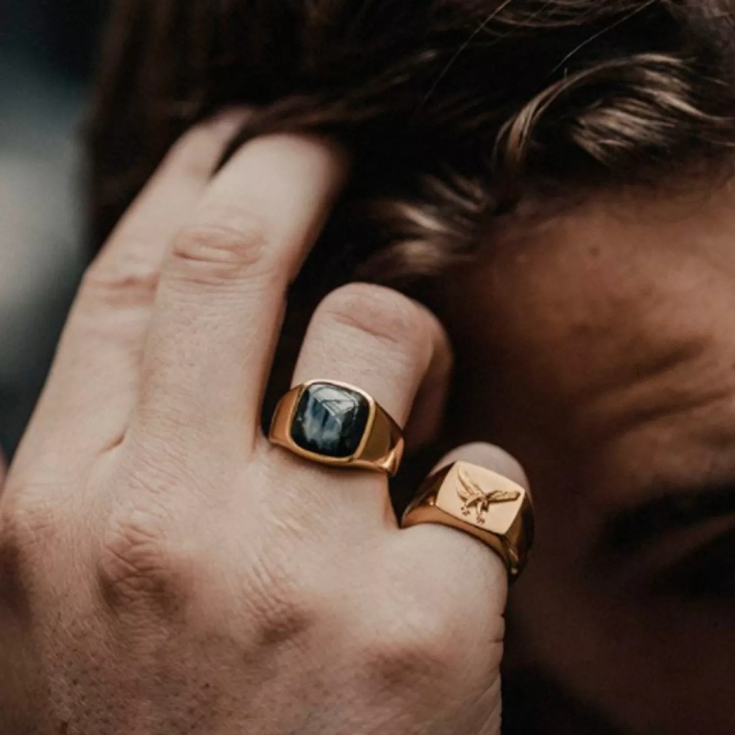IX Studios Cushion Signet Hawks Eye Ring 22 kt. Forgyldt Sølv DMN0282GDHE