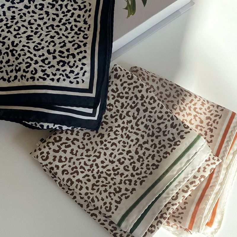 Frior - Satijnen sjaal met luipaardprint