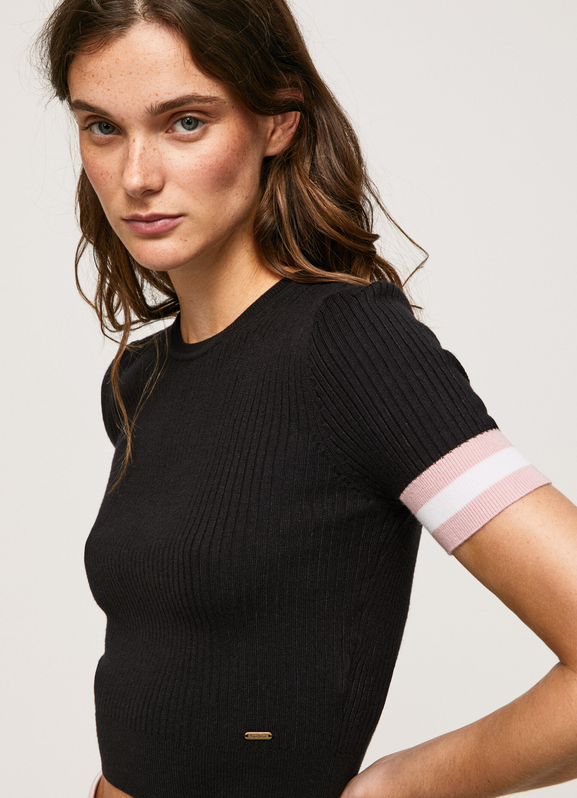 Blusa de manga curta com gola redonda - preta
