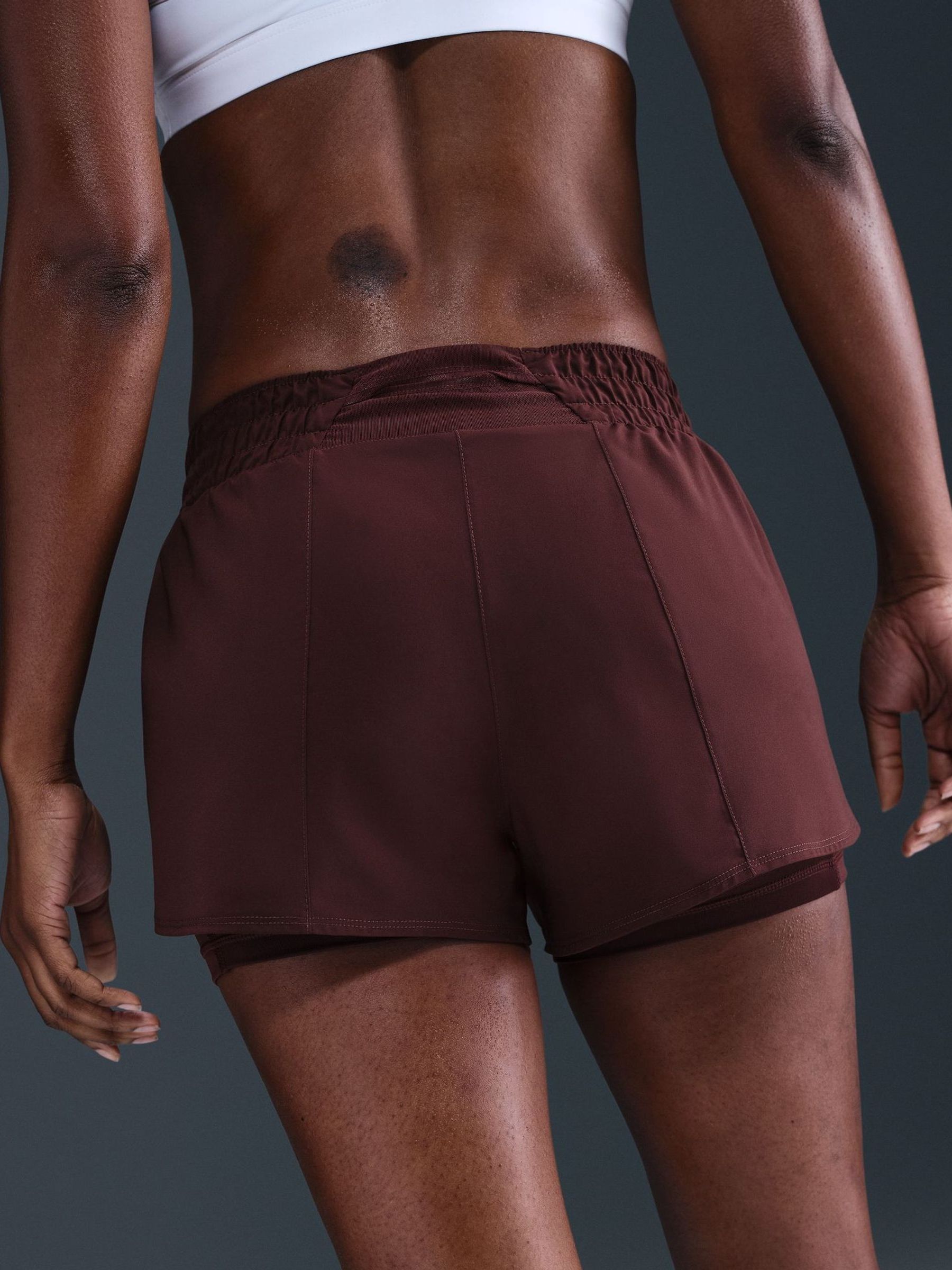 Bourgondië crush - Nike Dri-FIT One 3 Inch 2-In-1 shorts met halfhoge taille