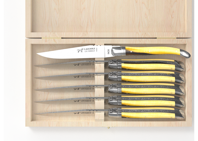 Service de 6 couteaux Laguiole avec un manche en bois de pistachier et mitres en acier inoxydable