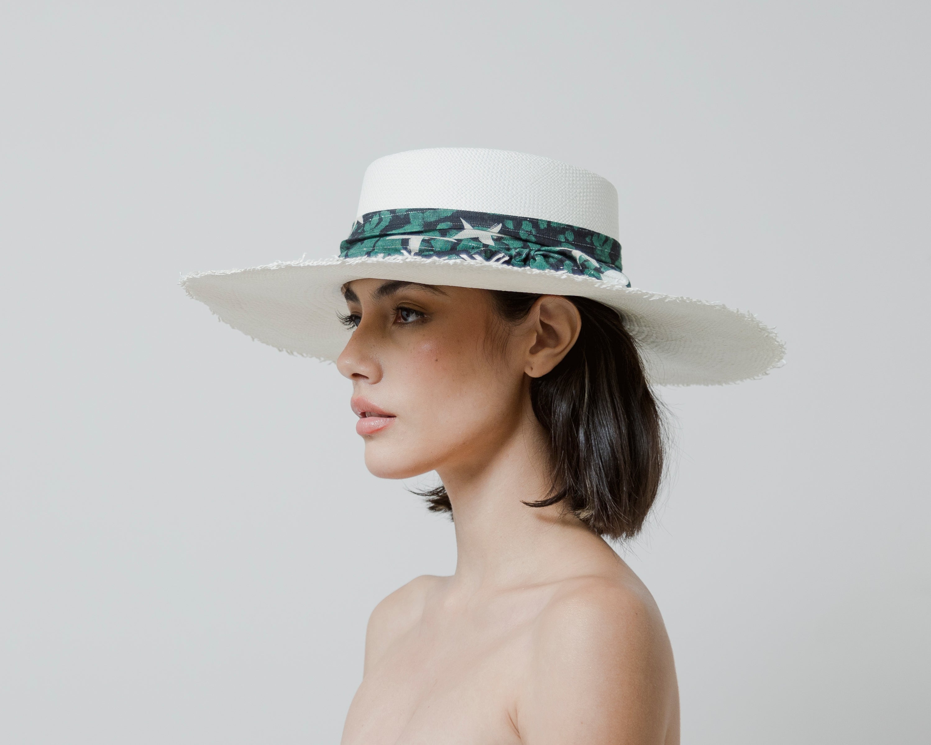 Chapeau en cuir cordovan à long bord effiloché