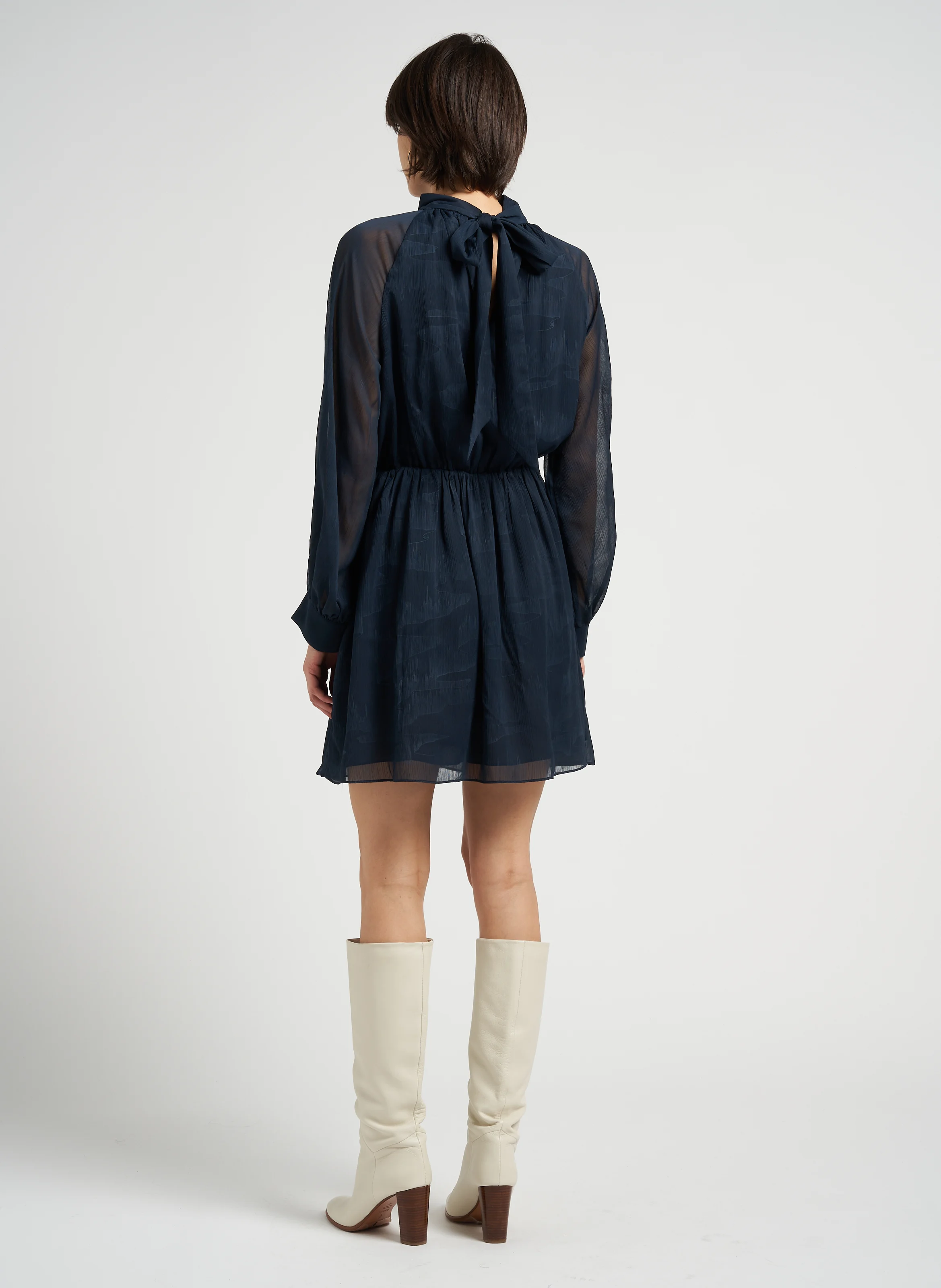EBBALI - Robe courte cintrée à encolure V | Bleu