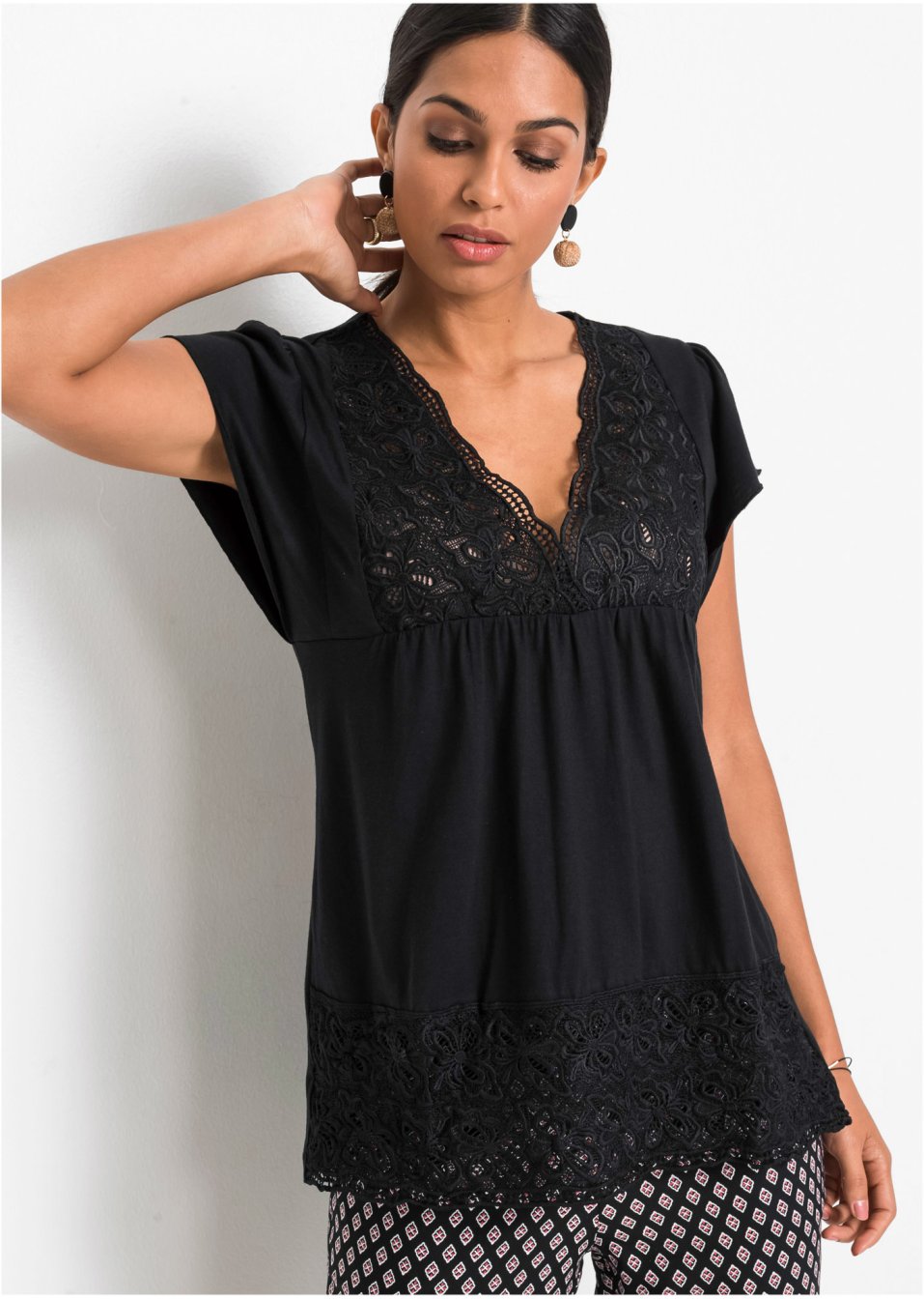 T-shirt avec décolleté en dentelle