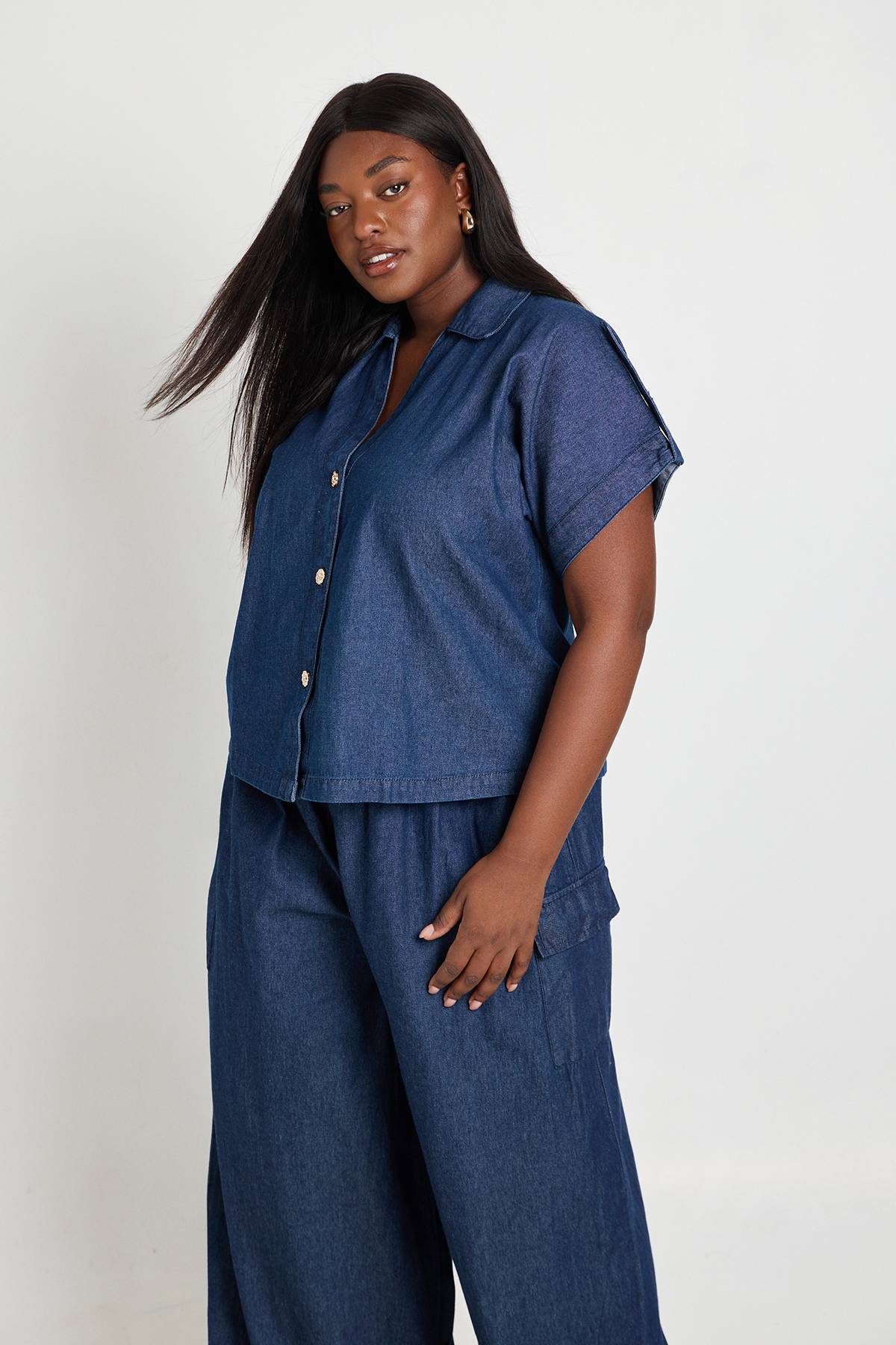 boohoo Chemise Grande Taille En Chambray À Manches Courtes Avec Boutonnage