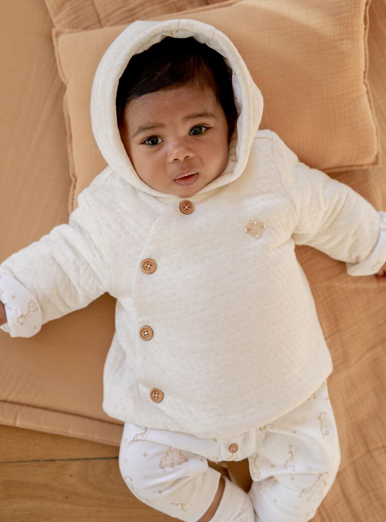 Veste de naissance à capuche en tubique écrue