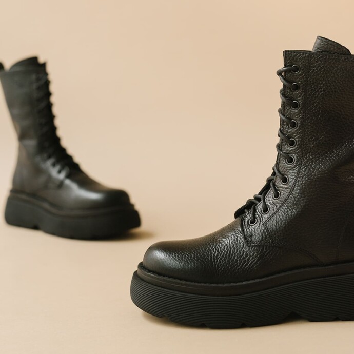 Boots à plateformes et semelles crantées  en cuir grainé noir
