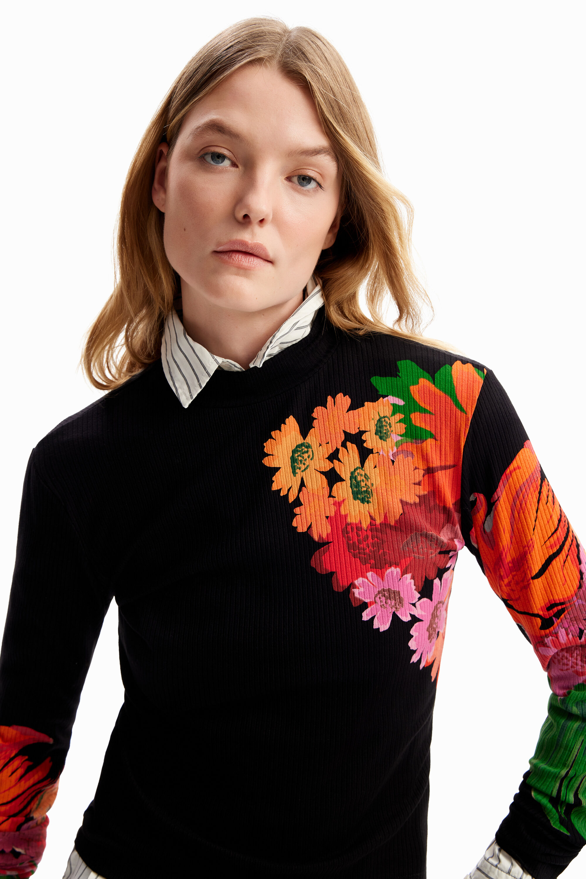 Camiseta floral canelada